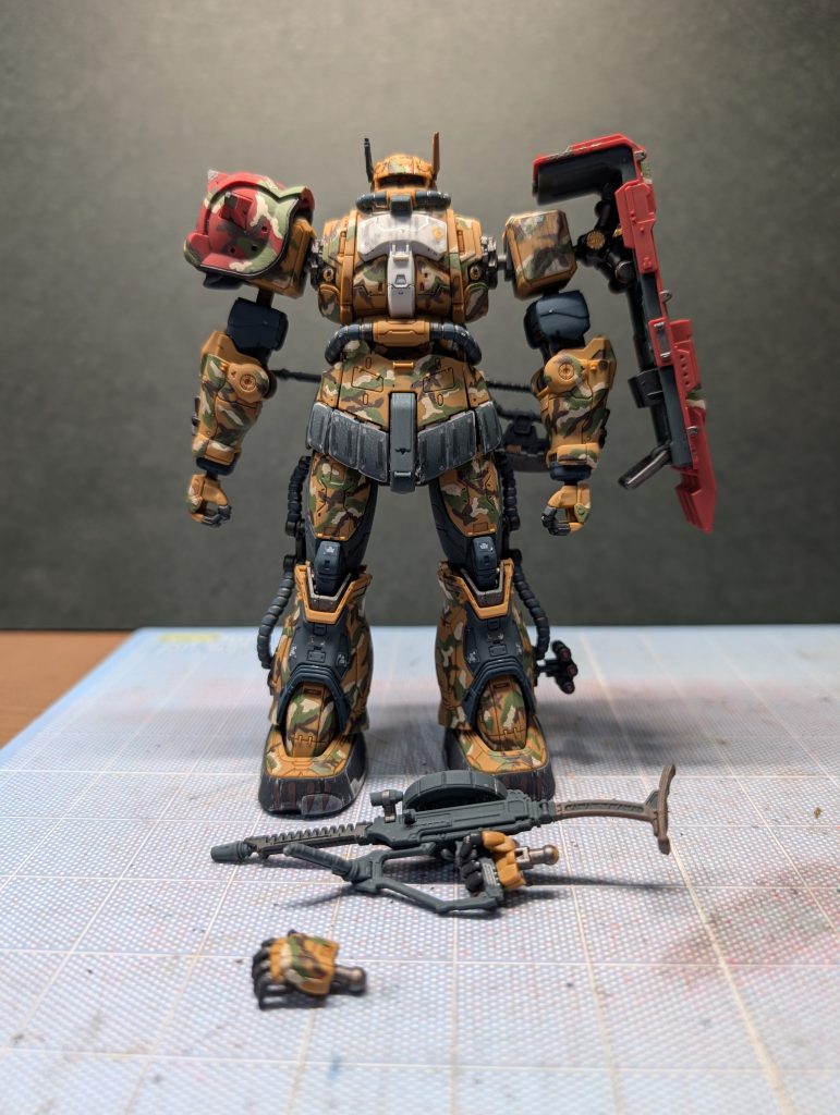 3色目のレッドブラウンで小枝を散らして迷彩完成です。このあと缶スプレーで艶消し吹いてます。