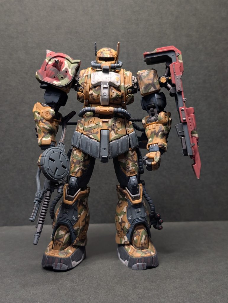 成型色の上からMr.Hobbyの321黄土色、340フィールドグリーン、47レッドブラウンの3色でパターンを描きました。