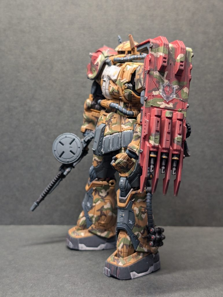 シールドとスパイクショルダーの赤はそのままにするか、迷彩にするか悩みましたが迷彩にして良かったです😊