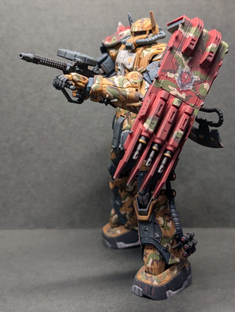 通常シールドは右肩なんですが、右手で武器持つなら左の方が使い勝手がいいのではと思い意図的に逆にしました。間違えた訳ではありません。