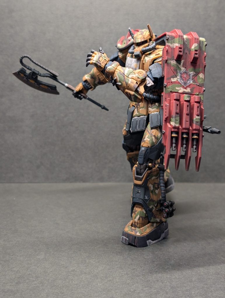 ヒートホーク構えても左シールドの方が自然に感じます。