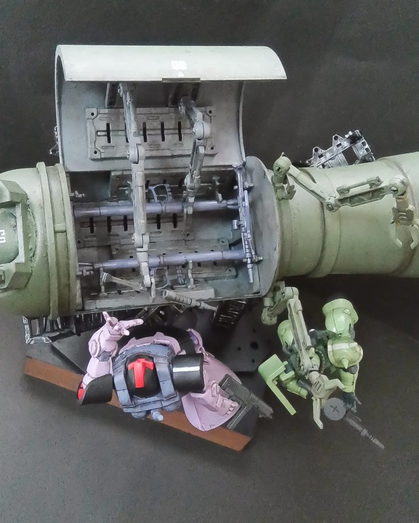 輸送艇に使用したのは百均のデスク用ゴミ箱とディスプレイケース円柱、銀テープケースです。内部は山田化学さんの武器セットとアームです。