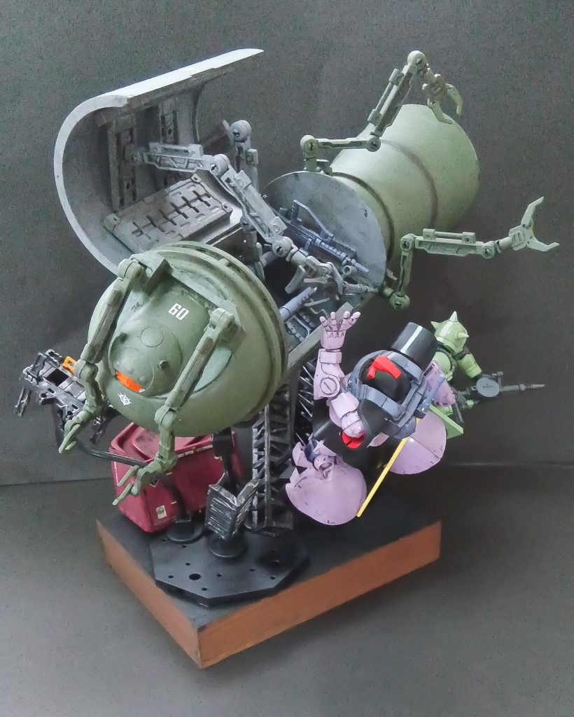 前から。艦橋と前のアーム接続部以外百均のものです。艦橋はプラスチックのスプーンの上に30mmの装甲突撃メカの頭部を接着。アーム接続部はBB戦士のガンキャノンから。接着部が荒いのは反省点です。