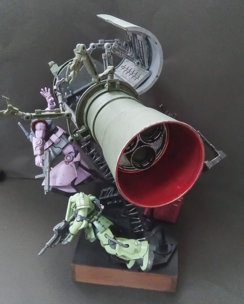背面。スラスターはペットボトルの蓋。リック・ドムとザクIIF2型は整形色仕上げです。