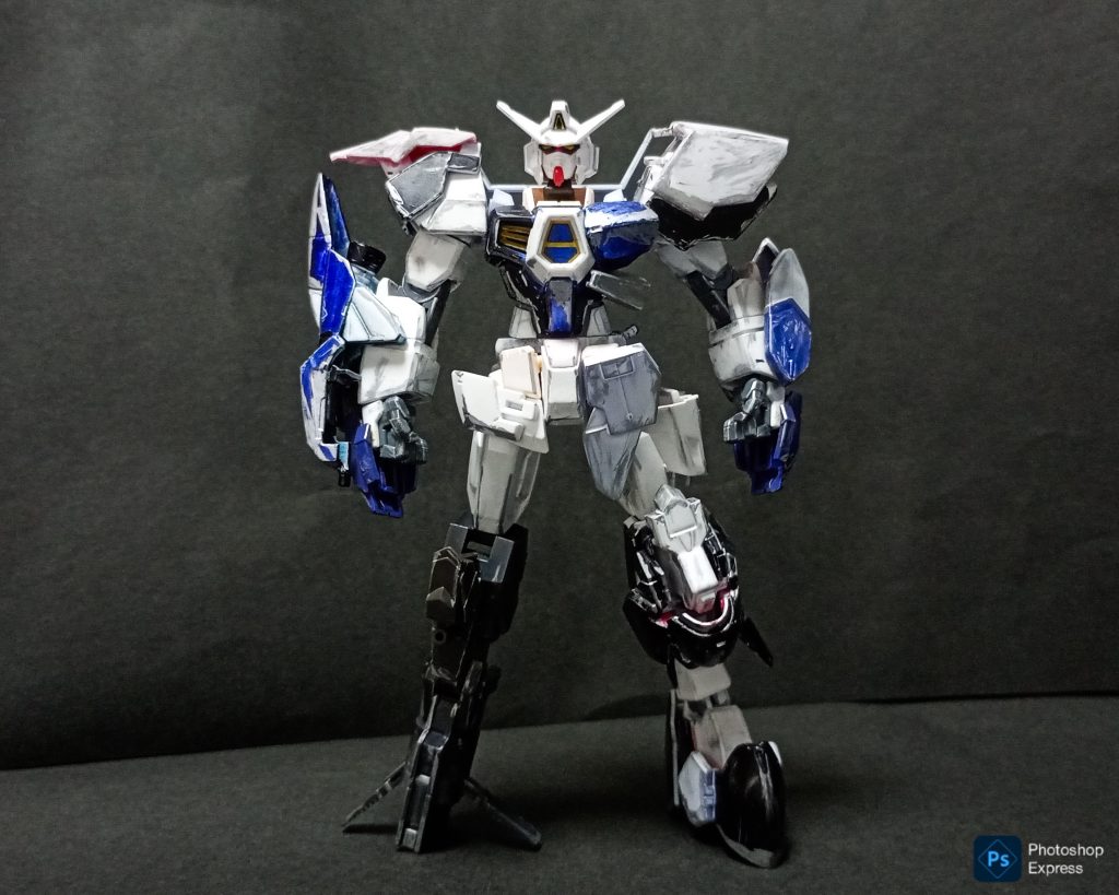 今回紹介するのは左右非対称のミキシング作品「ガンダムAGE-1　ジャンク・アームド」です！左右非対称のシルエットが特徴。右脚の関節がぶっ壊れたのをきっかけにして、改造を開始しました。せっかくアシメにするので、「戦闘のたびに急場しのぎの改修を繰り返して、全身ガタガタ＆ボロボロになった」っていう設定も盛り込んでみました。