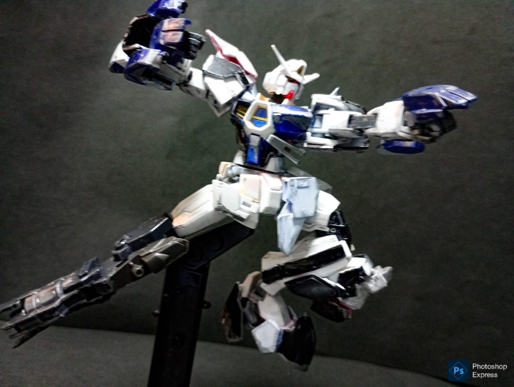 それでは、ひっさびさのアクションポーズをいってみましょう！このガンプラは色々あって武装無しなので、ひたすら殴るポーズばかりになりますね。