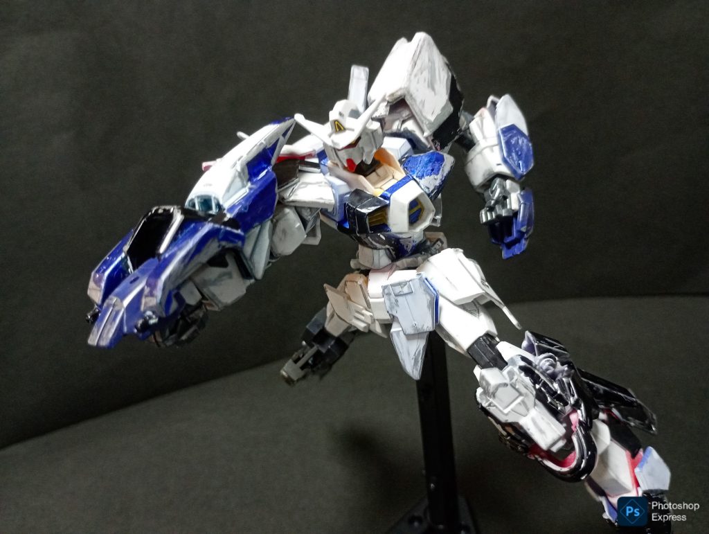 巨大なガントレットでパンチ！この機体唯一の武器と言っても過言ではありません。ガントレットはレギンレイズジュリアの胴体を使用。ちょっと加工すれば丁度良くフィットしました。