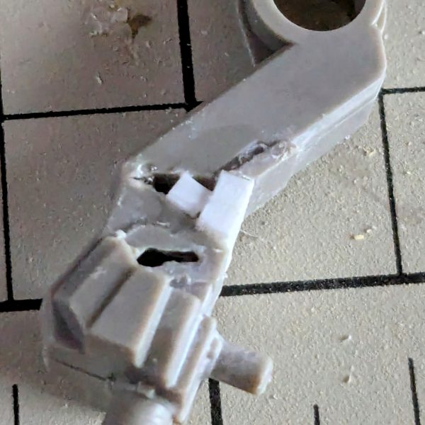    シュヴァルベグレイズを作っていたら相変わらず急に作りたい病が、発動してシュヴァルベカスタムが、気になって積みプラの山から発掘。製作を開始しました。   グレイズ系3体目となると製作スピードがUP。グレイズは、大体の形になるのに約2週間位かかった。シュヴァルベグレイズは、約1週間位。今回のシュヴァルベカスタムは、約20時間で大体形になった。 先のグレイズ、シュヴァルベグレイズとは違う製作方法で作った。 足首？つま先は、グレイズはプラ版主体で。シュヴァルベグレイズは、プラ版とポリパテで半々で製作。今回のシュヴァルベカスタムは、一部プラ版を軸にポリパテで形にしました。    脚の延長方法も先のグレイズ、シュヴァルベグレイズとは、違う方法で延長しました。特にD1⑥のパーツ。D1㉒、D1㉑とのパーツとの接続の強度が心配だったけど大丈夫そうだった。  更に、スタイルがUPしました。 （6枚目）