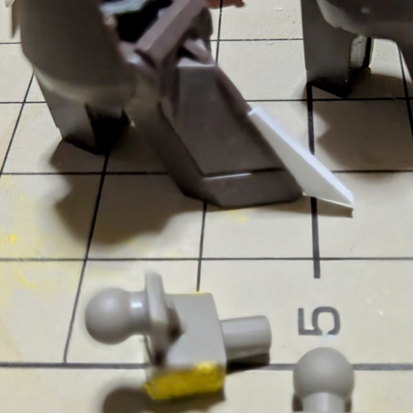    シュヴァルベグレイズを作っていたら相変わらず急に作りたい病が、発動してシュヴァルベカスタムが、気になって積みプラの山から発掘。製作を開始しました。   グレイズ系3体目となると製作スピードがUP。グレイズは、大体の形になるのに約2週間位かかった。シュヴァルベグレイズは、約1週間位。今回のシュヴァルベカスタムは、約20時間で大体形になった。 先のグレイズ、シュヴァルベグレイズとは違う製作方法で作った。 足首？つま先は、グレイズはプラ版主体で。シュヴァルベグレイズは、プラ版とポリパテで半々で製作。今回のシュヴァルベカスタムは、一部プラ版を軸にポリパテで形にしました。    脚の延長方法も先のグレイズ、シュヴァルベグレイズとは、違う方法で延長しました。特にD1⑥のパーツ。D1㉒、D1㉑とのパーツとの接続の強度が心配だったけど大丈夫そうだった。  更に、スタイルがUPしました。 （3枚目）