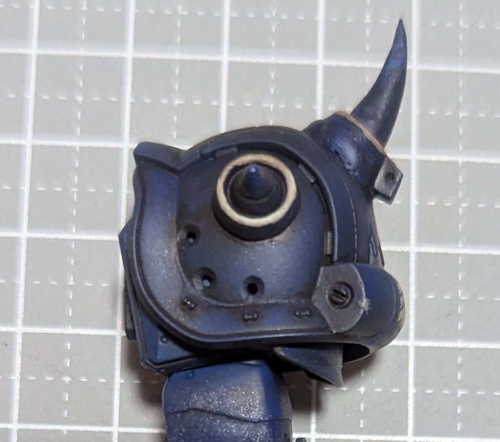 ■スパイクアーマー両脇のスパイクにディテール追加、牛角スパイクはMGグフ2.0の物を尖らせ、お湯丸君で複製し…復讐のレクイエム版グフカスのパワーポイントを真似てディテール追加