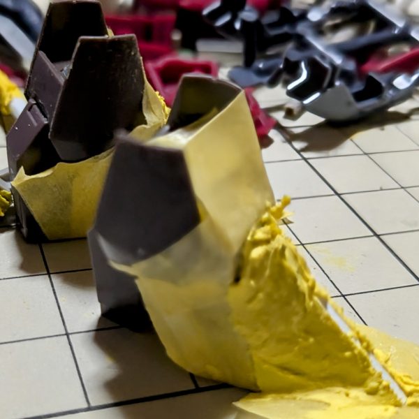    シュヴァルベグレイズを作っていたら相変わらず急に作りたい病が、発動してシュヴァルベカスタムが、気になって積みプラの山から発掘。製作を開始しました。   グレイズ系3体目となると製作スピードがUP。グレイズは、大体の形になるのに約2週間位かかった。シュヴァルベグレイズは、約1週間位。今回のシュヴァルベカスタムは、約20時間で大体形になった。 先のグレイズ、シュヴァルベグレイズとは違う製作方法で作った。 足首？つま先は、グレイズはプラ版主体で。シュヴァルベグレイズは、プラ版とポリパテで半々で製作。今回のシュヴァルベカスタムは、一部プラ版を軸にポリパテで形にしました。    脚の延長方法も先のグレイズ、シュヴァルベグレイズとは、違う方法で延長しました。特にD1⑥のパーツ。D1㉒、D1㉑とのパーツとの接続の強度が心配だったけど大丈夫そうだった。  更に、スタイルがUPしました。 （4枚目）