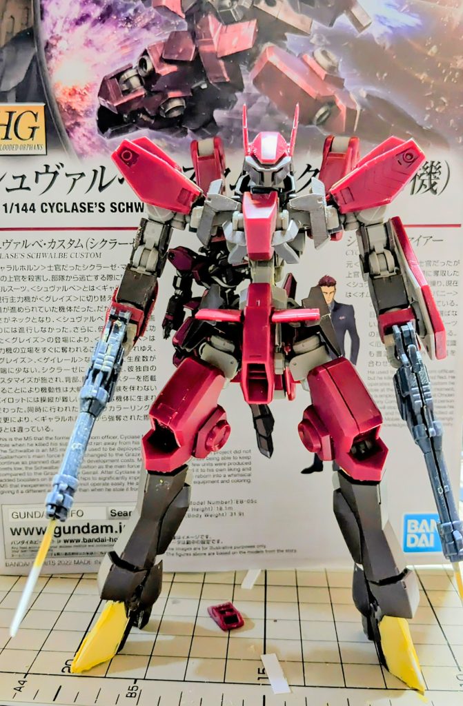 ほぼ8割位改修完了の画像。 ここから背中と腰のスラスターユニットを付属の余っているパーツを使い改造。脚にスラスターを増設。スジ彫り追加等をした。 少し詳しい製作過程は『 製作途中』で、いくつか投稿しています。グレイズ等を参照して下さい。