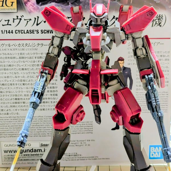    シュヴァルベグレイズを作っていたら相変わらず急に作りたい病が、発動してシュヴァルベカスタムが、気になって積みプラの山から発掘。製作を開始しました。   グレイズ系3体目となると製作スピードがUP。グレイズは、大体の形になるのに約2週間位かかった。シュヴァルベグレイズは、約1週間位。今回のシュヴァルベカスタムは、約20時間で大体形になった。 先のグレイズ、シュヴァルベグレイズとは違う製作方法で作った。 足首？つま先は、グレイズはプラ版主体で。シュヴァルベグレイズは、プラ版とポリパテで半々で製作。今回のシュヴァルベカスタムは、一部プラ版を軸にポリパテで形にしました。    脚の延長方法も先のグレイズ、シュヴァルベグレイズとは、違う方法で延長しました。特にD1⑥のパーツ。D1㉒、D1㉑とのパーツとの接続の強度が心配だったけど大丈夫そうだった。  更に、スタイルがUPしました。 （2枚目）