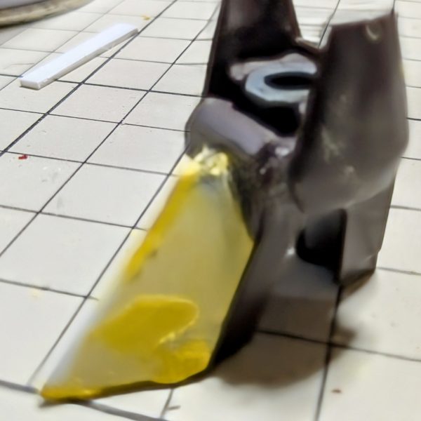    シュヴァルベグレイズを作っていたら相変わらず急に作りたい病が、発動してシュヴァルベカスタムが、気になって積みプラの山から発掘。製作を開始しました。   グレイズ系3体目となると製作スピードがUP。グレイズは、大体の形になるのに約2週間位かかった。シュヴァルベグレイズは、約1週間位。今回のシュヴァルベカスタムは、約20時間で大体形になった。 先のグレイズ、シュヴァルベグレイズとは違う製作方法で作った。 足首？つま先は、グレイズはプラ版主体で。シュヴァルベグレイズは、プラ版とポリパテで半々で製作。今回のシュヴァルベカスタムは、一部プラ版を軸にポリパテで形にしました。    脚の延長方法も先のグレイズ、シュヴァルベグレイズとは、違う方法で延長しました。特にD1⑥のパーツ。D1㉒、D1㉑とのパーツとの接続の強度が心配だったけど大丈夫そうだった。  更に、スタイルがUPしました。 （5枚目）