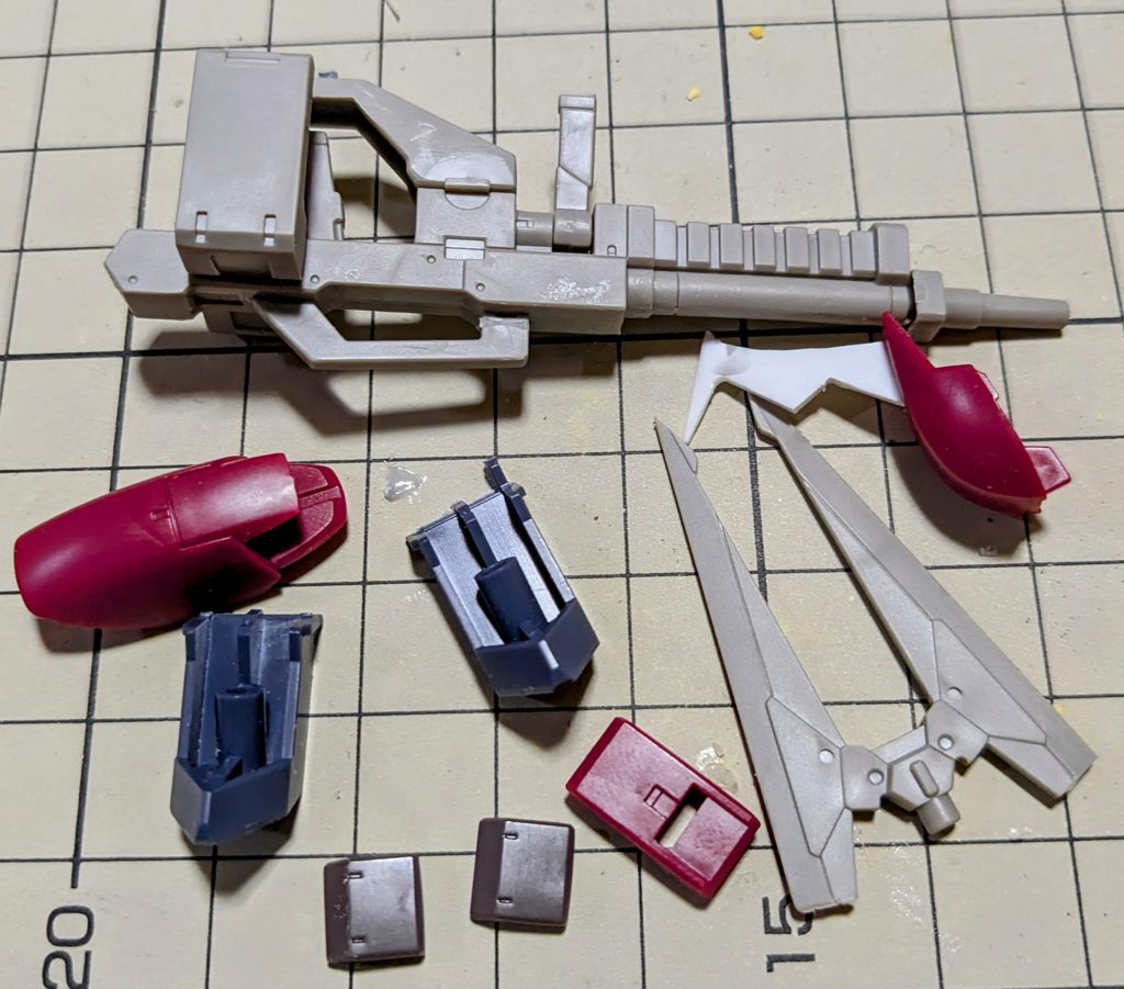 シュヴァルベカスタムに、付属していたパーツ。 その中で、今回のニュー・シュヴァルベカスタムで、使わなかったパーツ。 足首をチョン切って、背中のスラスターユニットに使った。 余っている太もものパーツも背中のスラスターユニットに使った。