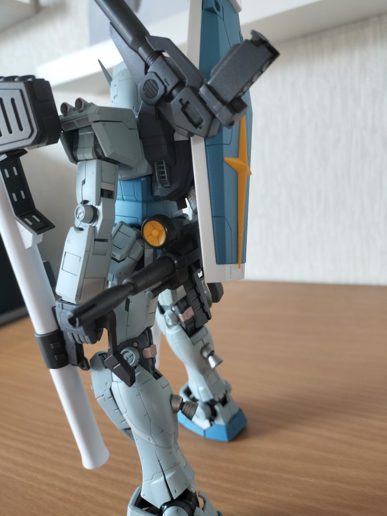 やっぱりどこかはイジりたいのでショルダーキャノンでっちあげて、肩と足にバーニアくっつけて。試験機みたいな位置付けとかなんとかだったと思うので、後付け感しかない付け方でもいいですよね。