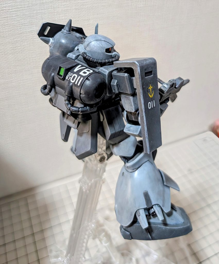 塗装もデカール貼りも30年ぶり。塗装は下地に缶スプレーの黒サフ、本塗りは筆でアクリジョン、汚し塗装はリアルタッチマーカーのグレー3、エッジはファレホ白のドライブラシ、仕上げは缶スプレーの水性つや消しトップコート。塗りが失敗も多く製作工程で一番難しく感じました。プロペラントタンクのデカールのデザインは米空軍戦闘機のテイルレターを参考にしました。ザク盾に連邦マークは背徳感がありますね。