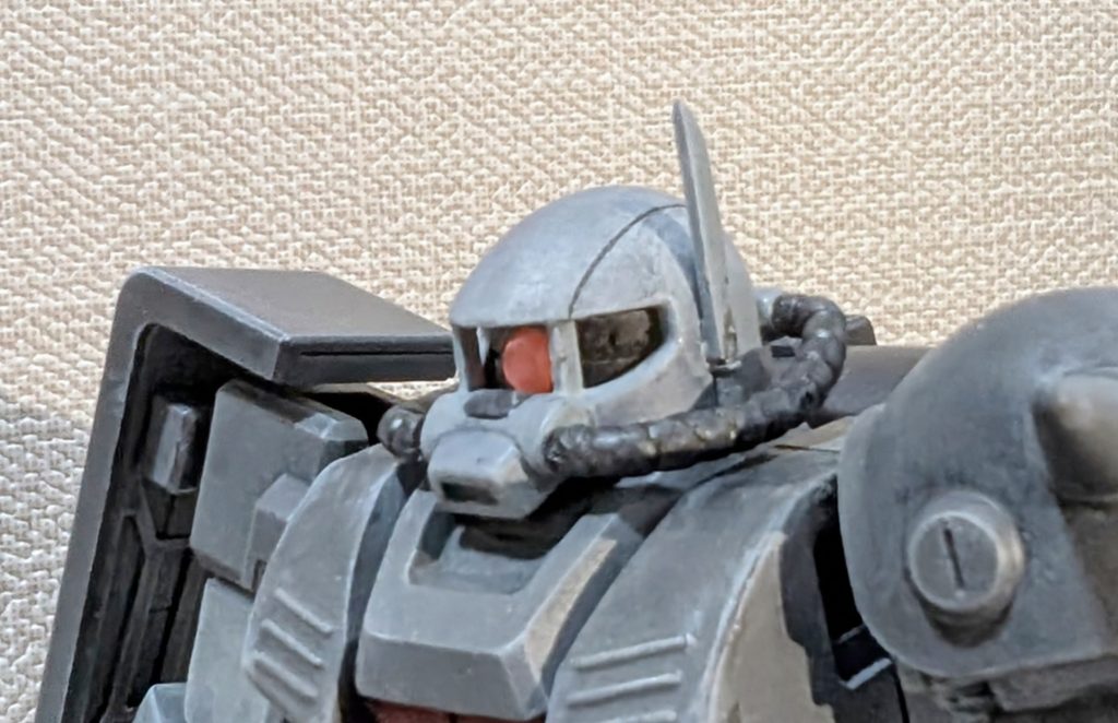 モノアイはHアイズ、裏打ちにメタルシール。モノアイレールはスジボリで表現。目と鼻の間のチョンとした出っ張りアクセントがハイザックだなぁ。子どものときも色分けしてたと思う・・。アンテナ無いと寂しいなと感じたので側面にビルドパーツのアンテナを短くして装着。ブレードだとジオン臭さが増すので連邦イメージのロッドっぽくしました。今思うとこのデザインならプラバンからでもよかったなー。