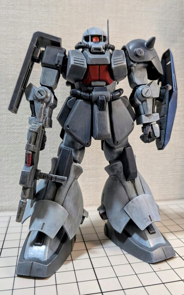 マラサイボディだし動力確保は大丈夫でしょ設定で上腕部の動力パイプは取り外して凹部分はパテで穴埋め。手はビルダーズパーツ差し替え。裾のダボッとした感じが気になったので足首を2mm延長。左腕のシールドは機体色にあわせるか迷いましたが連邦カラーにしました。ティターンズでもグレミー軍でもありません。