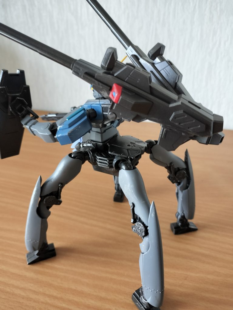 バカでかい砲を担いでるなら、動きは遅くなるし、四本脚の方が安定するだろうしとか考えてみました。