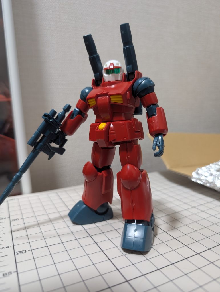 リユースショップ購入のジャンク品です。おそらく旧HGの1/144サイズ。現在のバージョンは画像で確認しましたが全然違いますね。写真の通り違和感ありです。ツノなし、銃のスコープ破損。左右膝下逆!?お救いしたいのですがこったことは出来ないので、それっぽく修繕することにしました。