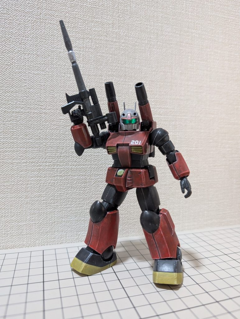 最後に妄想設定。ガンキャノンは一年戦争におけるV作戦の中核の一機。試作機でありながらも少数ながら生産され操縦技術が高いとされるパイロットに優先的に配備された。 本機もそのうちの一機であり、カラーリングは通常機と異なり足底部分が黄色だったため「イエローソール」の愛称で呼ばれていた。また、一年戦争後に退役となるが、ア・バオア・クー攻略戦において活躍したに留まらず、たいした損傷もなく帰還している。 戦後に戦闘記録を解析したところ、集団戦や一対一の戦闘においても堅実かつ、時には大胆な戦術を用いていたと確認が取れたという。 そのパイロットは後年、愛機だった「イエローソール」に関係してか全身黄色のユニフォームを纏い特殊部隊に配属となり、一年戦争時代の高い戦闘技術は健在で敵対勢力の脅威となった・・らしい。ザクをボコボコにしたアムロのガンキャノンと機動も素晴らしい203ガンキャノンをイメージしました。作りながら、塗りながら、妄想しながらいやぁガンプラって本当に楽しいですね。ありがとうございました(gundam-kao6)