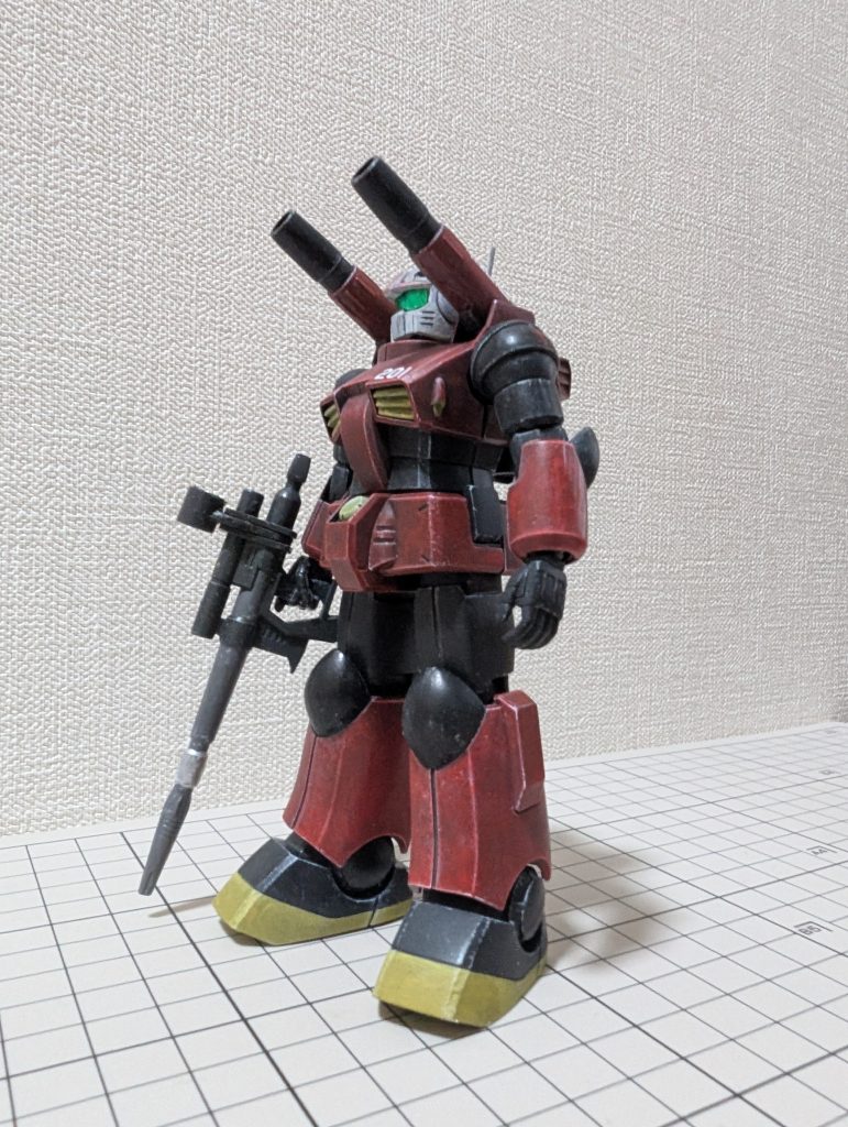 ガンキャノンは横向きがいい。スプレーミサイルよりキャノンが好き。完全に自己満足ですが両肩パットにアクセントとして赤色の連邦マークのデカールを貼付。こっそりとしていて全然目立ちません。