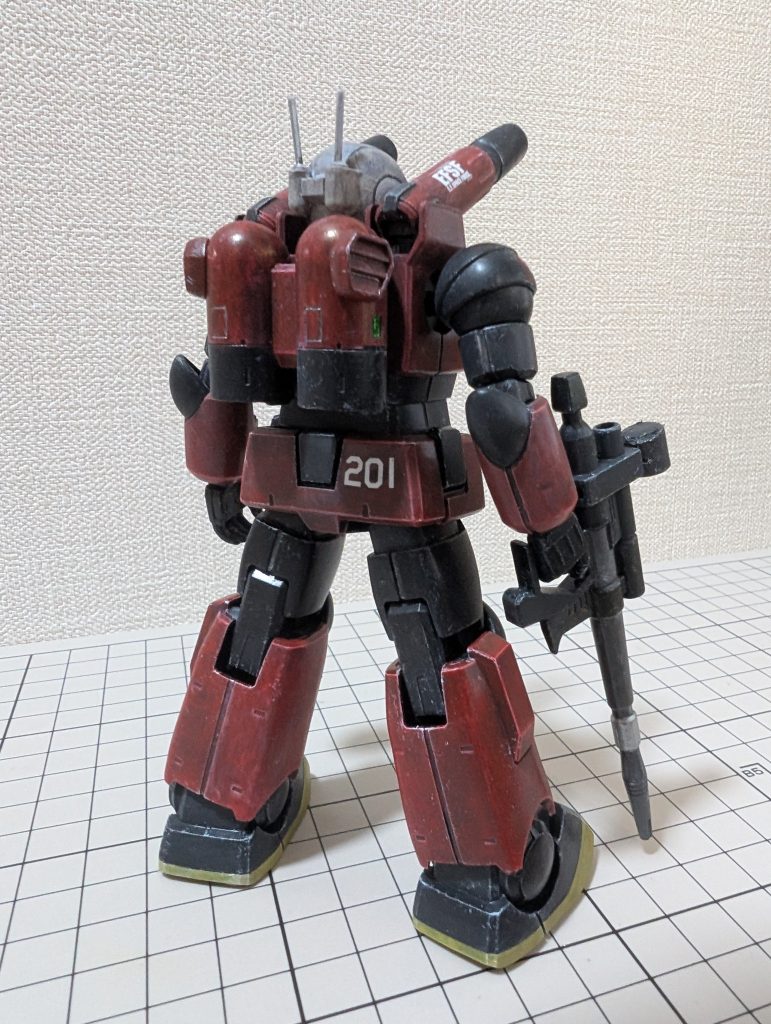 ツノは真鍮線、土台は丸リベット。後頭部の空間にパテを詰めて真鍮線を刺しました。銃スコープは職場の床に落ちてた円柱形のよくわからんゴミをザックリ切断し空間はパテ埋め。雑過ぎるとは思いましたが、それっぽくで妥協しました。