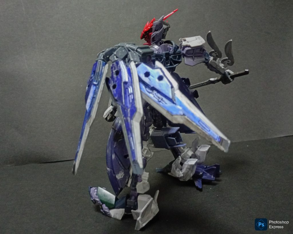 バインダーです。基本的には防御用ですが、肩でどついて切り刻むことも可能。かの「アストレイ・ノーネイム」のバインダーをモチーフにしていたり。