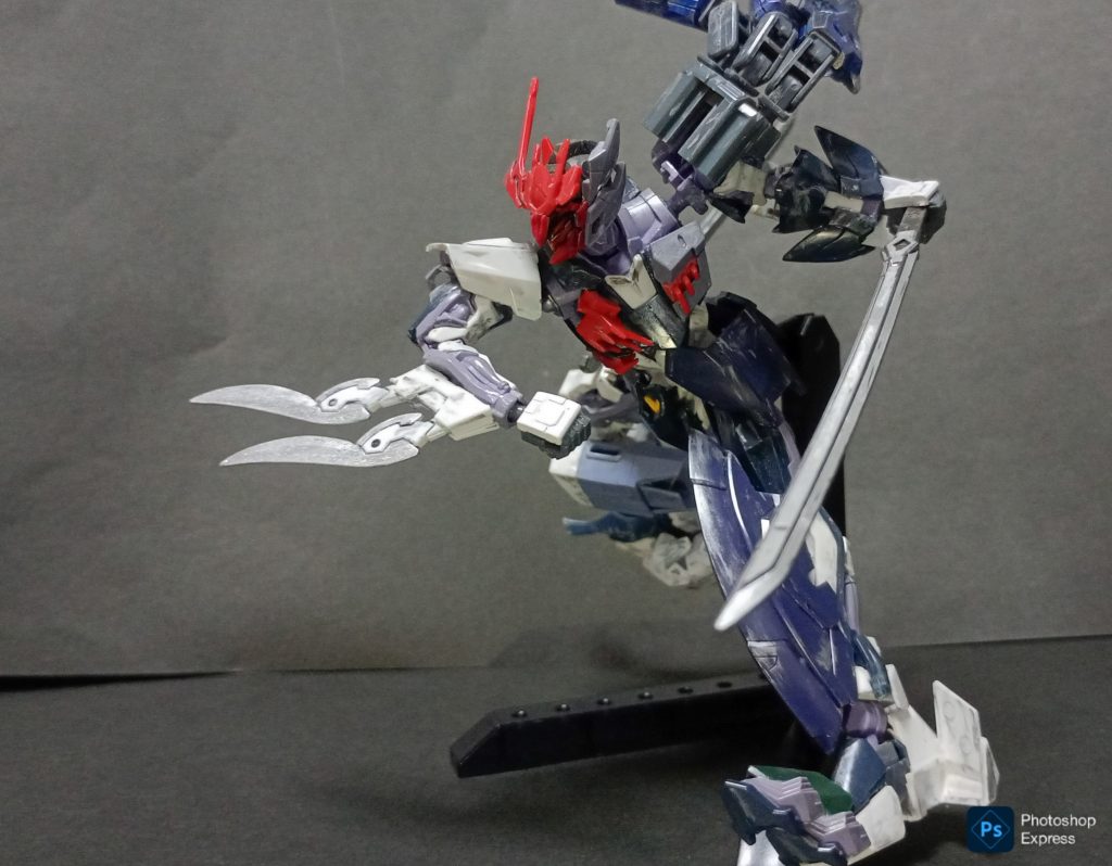 そして右腕のナイフ。腕に付けたまま斬撃することも、手に持って戦うことも可能。