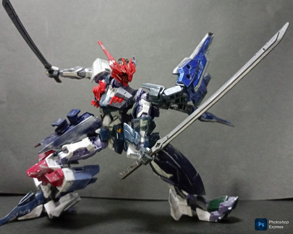 もっぱら刀のカッコいいポーズばかり。武装はシンプルなのに本体の性質のせいで、びっくりするくらいポージングが難しいです。だからこそ飽きない！！！