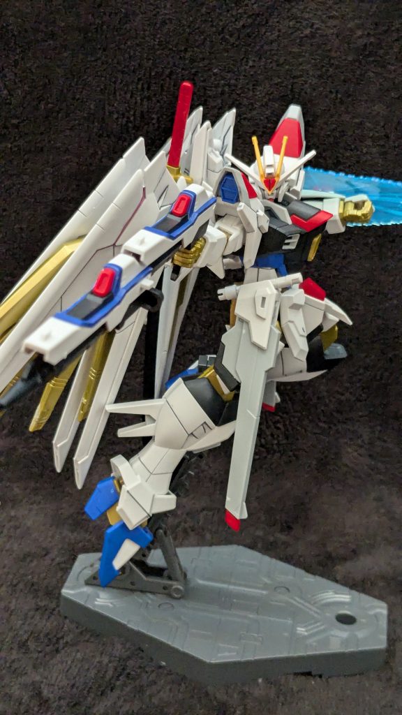 このように無理してビームライフルを連結させて作品のバランスを壊すよりも下の写真のように空いた空間を埋めたほうがいいのだと学びました