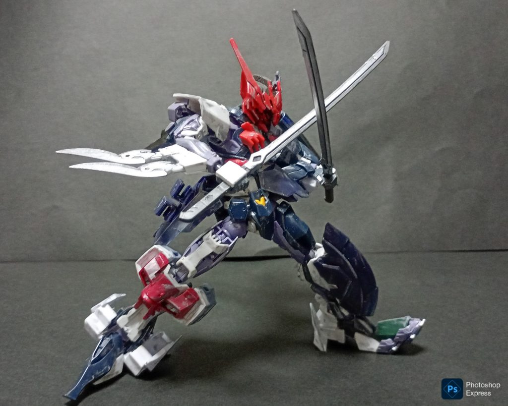 そして目玉の武器がこれ！　二振りの日本刀。いたってシンプルな刀で戦います。武装はシンプルですが、全身の凶器で切りつけたり右脚で急加速をかけたりと、変則的な戦い方を得意とします。 以下、アクションポーズを。