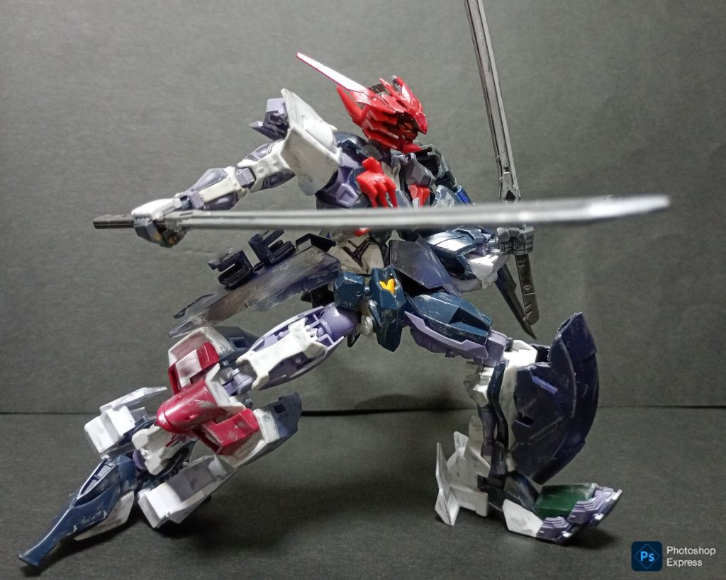 その特徴は、二振りの刀と左右非対称のシルエット。右脚にインパルスの胴体パーツを使ってるように、滅茶苦茶なくらい左右バラバラにしています。元のロードアストレイの美しさをこれでもかと潰しちゃいました。右半身は軽装備と高機動のイメージで制作。