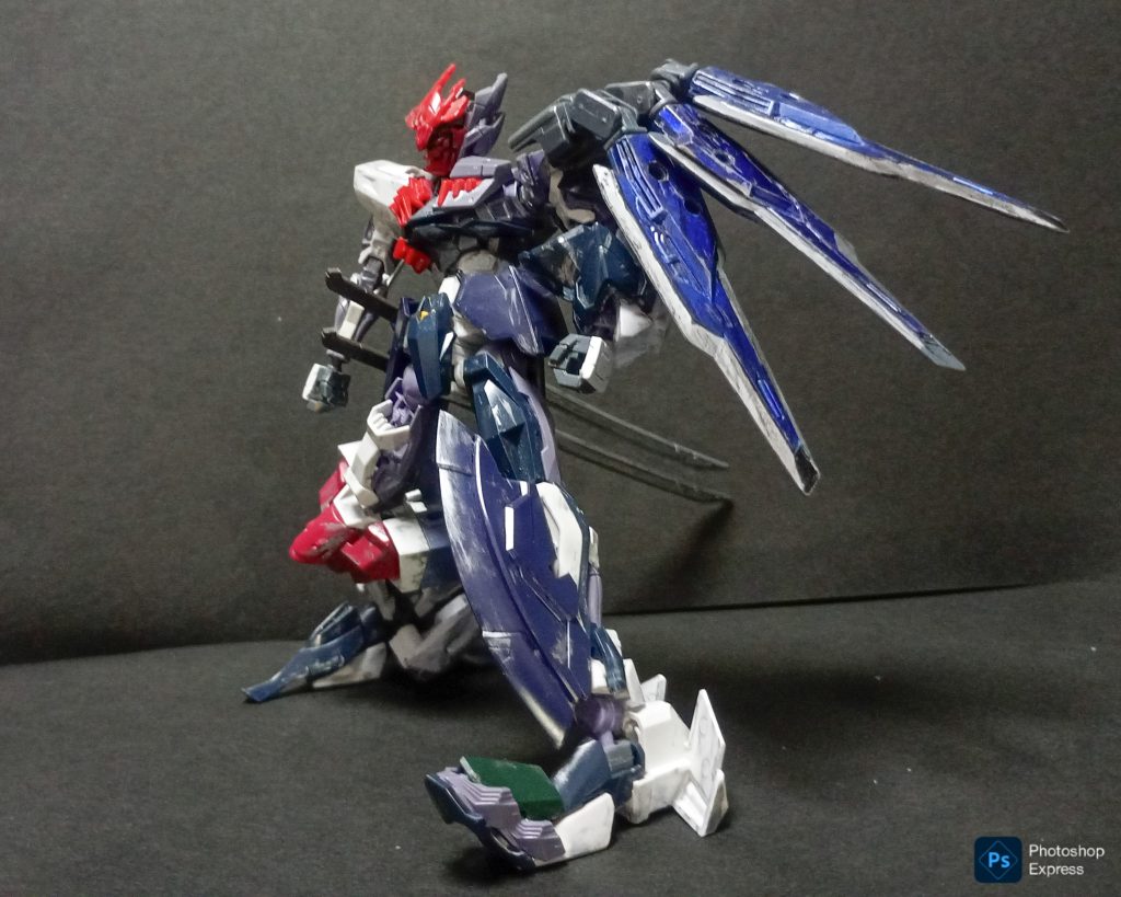 左半身。肩には３つのバインダーを装備。左半身は防御や重装甲を意識しています。