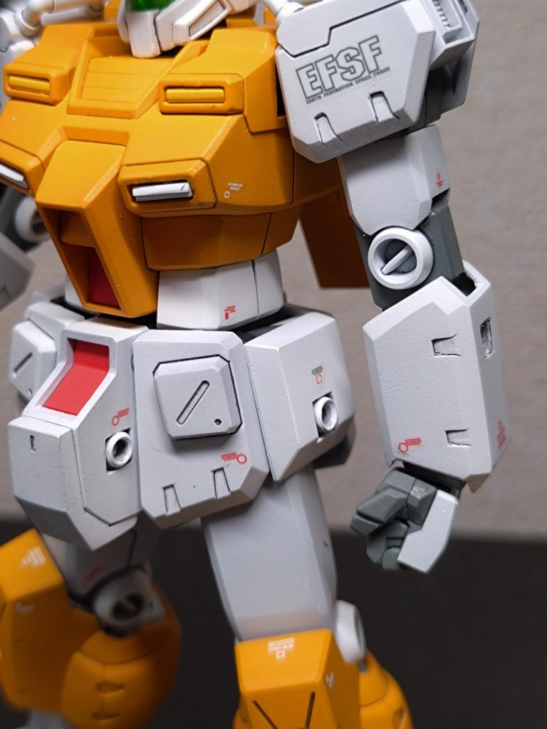 胴体、腰部:腹部で1mmくらい延長、あんまり伸ばすとコクピットハッチも伸ばさないとって考えて省エネ。ち○こカバーはジムカスタム使用し、角度変更・幅増しやVマークをオミット。側面ともにバーニアを追加、全ての筋彫りはなぞって深くし、エナメル墨入れが流れ易く拭き取り容易にしてます。胸のダクトはスクラッチし色変更、鎖骨とバックパックのダクトは後ハメ加工のみ。