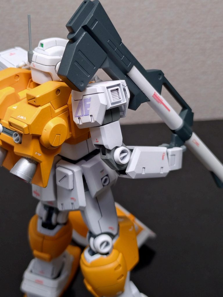 腕部:肩はプラ板貼って段差解消、ダクト削ってコトブキヤのパーツて置換え、関節が入り込むよう上腕内部とマルイチ食い込むよう削ったり等など。フックはアフターパーツに。前腕は全ての面がダルダルなので、瞬着パテで肉盛りし角出し、後ハメ加工と手首カバーも。マルイチは頑張って塗り分けマスキング。