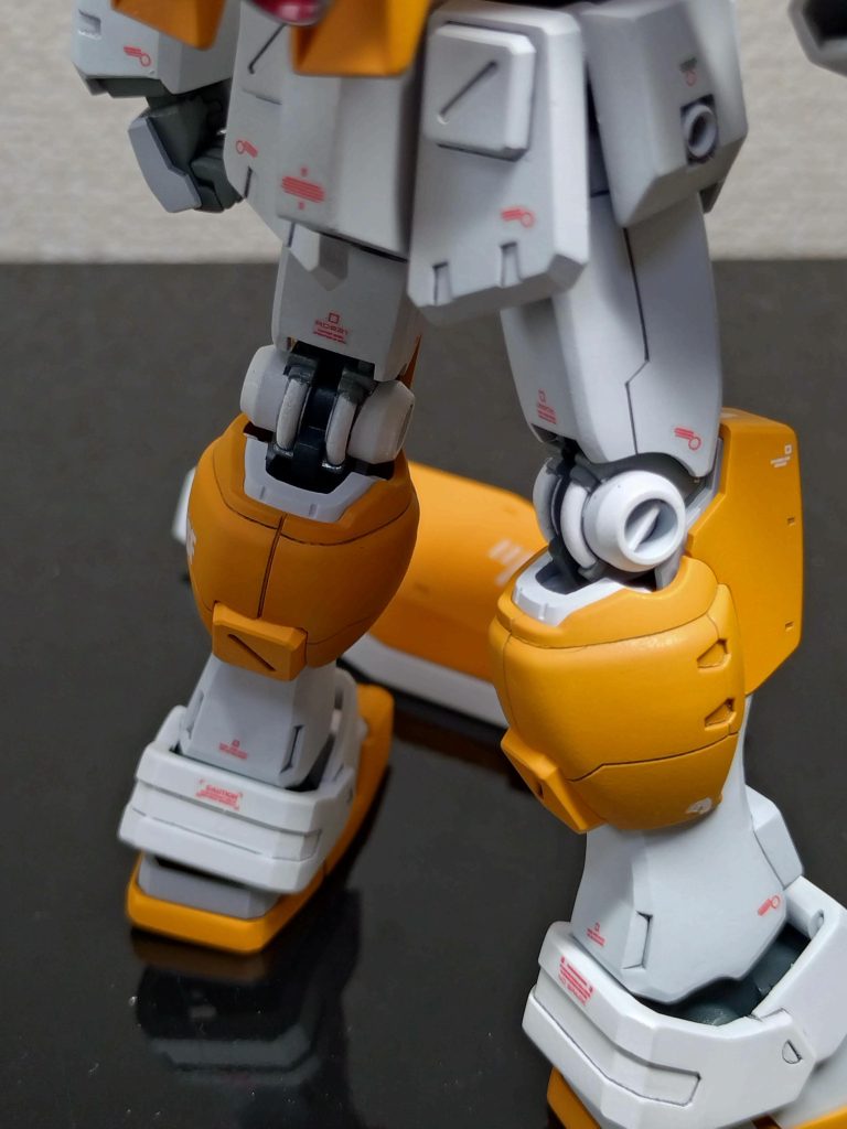 脚部:太腿と脛は1mmずつ延長し後ハメ加工、足首カバー?はなんかデカ過ぎなのでアキレス腱側を切って幅詰めし、下部のカバーは削り落として可動域を確保。後ハメ加工して全て終わって組立中に、パチンと嵌めたらパキッと割れて塗り直し…膝関節マルイチ、後ろのパイプも塗り分け頑張るwwwこういうの、上手い人どうやって塗り分けしてるか教えてください。足首はクサビ入れて爪先上がりなver.ka記号を踏襲、足裏は塗り分けしません!足甲の部分はよくある可動1軸追加し、骨折気味のボールジョイント部分を緩和してます。