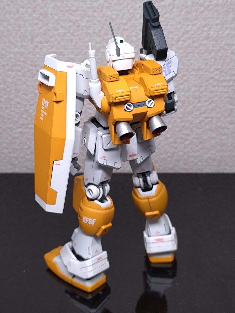 バックパック、武装関係:バックパックのマルイチは削り落としてアフターパーツの丸?にプラ板入れて製作、グレー部分は塗り分け。バーニアはシルバーで内部はエナメルクリアレッド、基本全てエアブラシ塗装です。バズーカは筋彫りしっかりして塗り分け、照準器?はプラ板箱組みでスクラッチ。シールドは盾表面のコの字を切ってベース部分に接着。サーベルも真鍮線に置換え。