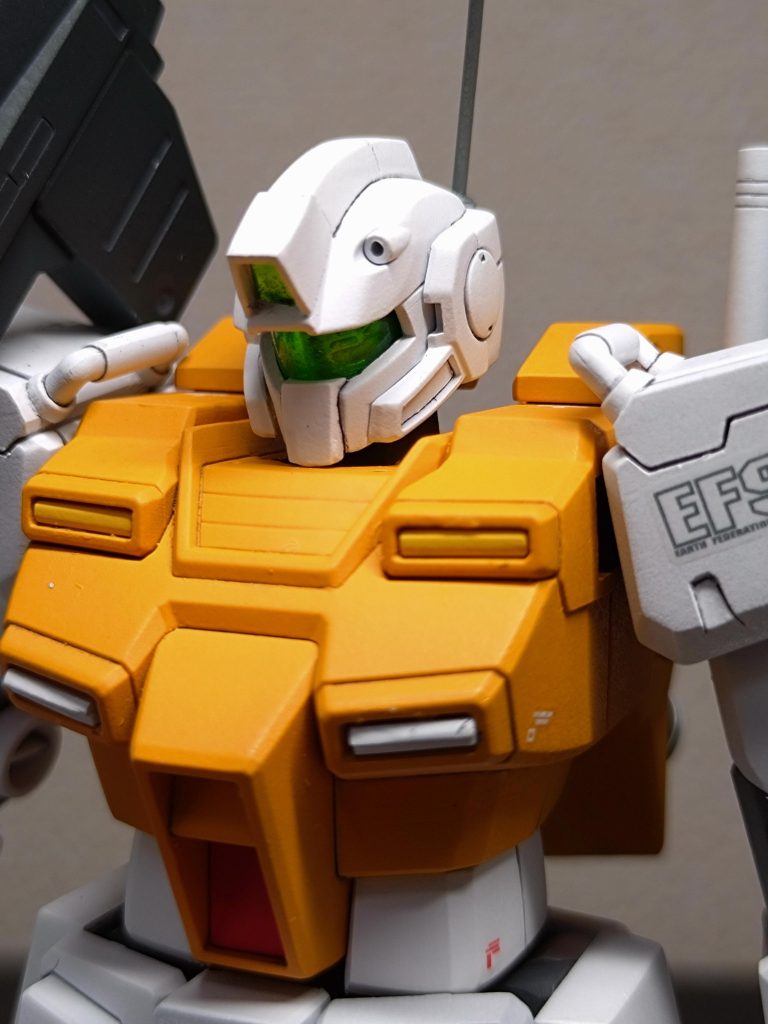 顔:前後にプラ板1mm幅増しし、トサカは0.5mmで囲って大型化、アゴもしゃくり?意識してます。アンテナは真鍮線で置換え。首は0.8mm延長し、ポリキャップをプラ板で囲って太くしてます。多少アゴ引けるけど、前掛けを削らないと下は向けないかな、と。よく見るとなんかヌーベルジムⅢっぽい気が…