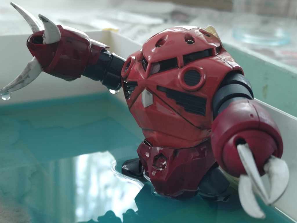 レジンを流した直後。ズゴックの頭からレジンを流して硬化と濡れた表現を狙っておこないました。