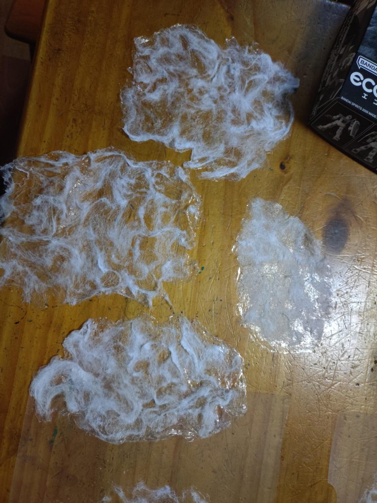 水シートを作製中。薄く伸ばした綿にグロスポリマーメディウムを塗って乾燥した状態です。