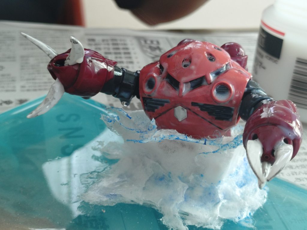 ズゴックの濡れた表現の仕上げにたっぷりのグロスポリマーメディウムを塗ります。