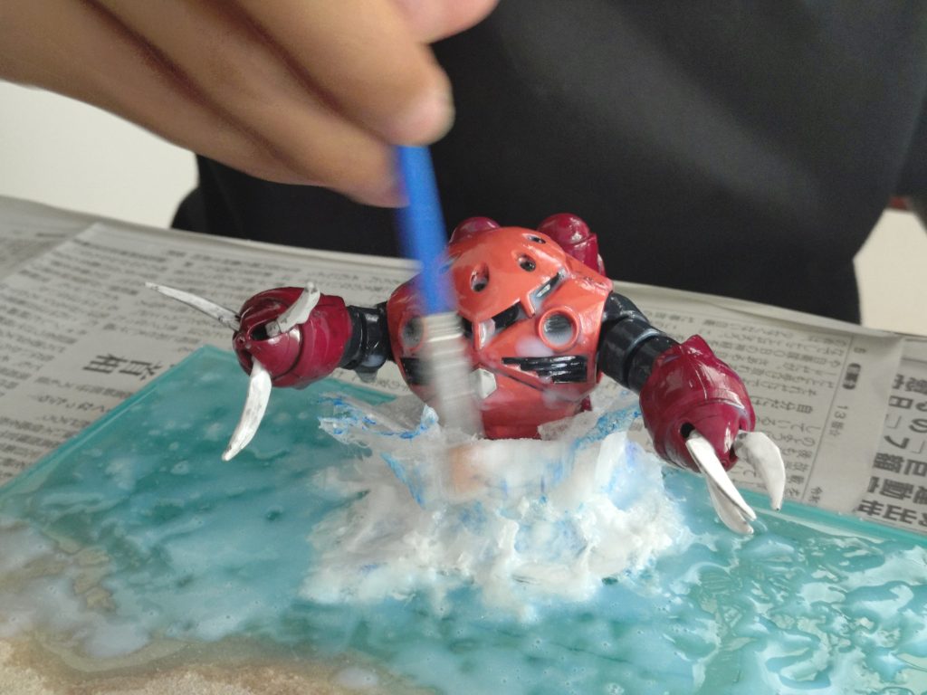 水しぶき表現には水シートを使用。水シートを小さく千切って盛ってボリュームを出した後、グロスポリマーメディウムを塗っていきます。