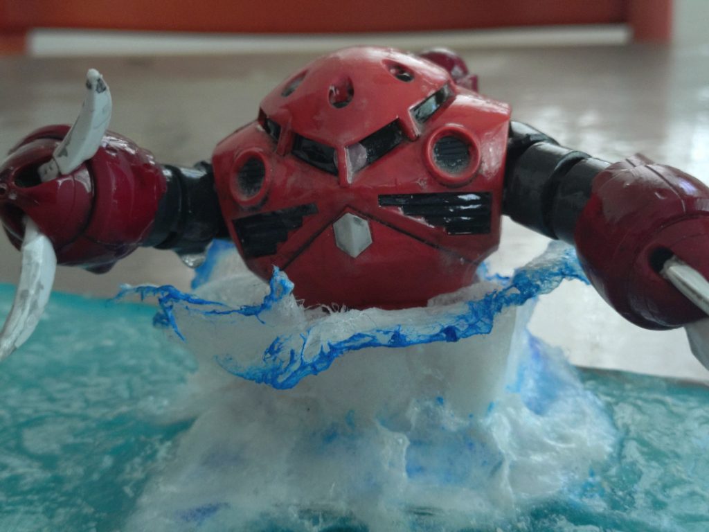 水中から出てきてるので、ズゴック全体を濡れた表現をしました。使ったのはグロスポリマーメディウム。