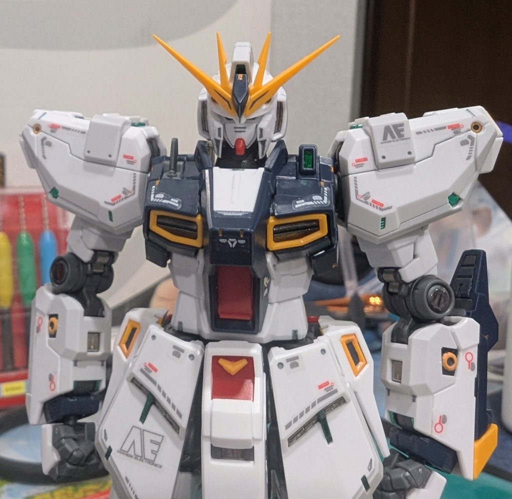 首は切断しての短縮ではなく、ジャンクパーツのバーニアと首ジョイントを組み合わせて作成されてた方を参考にバーニアに穴を開けてそこに余ってた首ジョイントを入れてという感じです、襟が干渉してしまいますが通常立ちであれば問題なしです