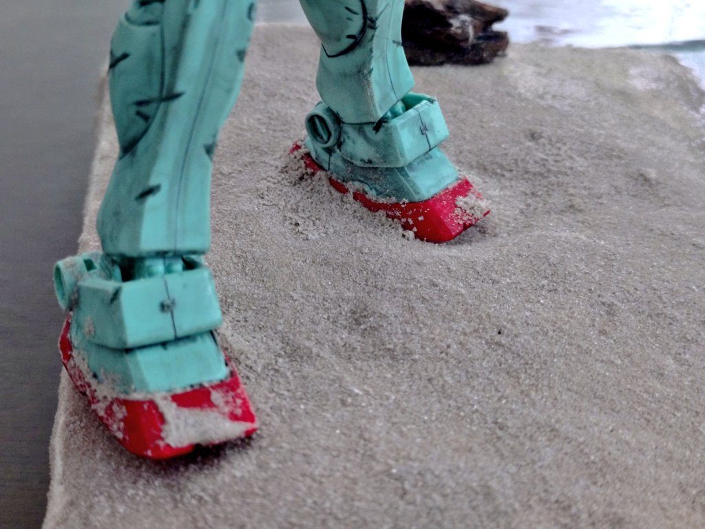 砂浜での戦いなので、ジムの足にも砂を付けました。