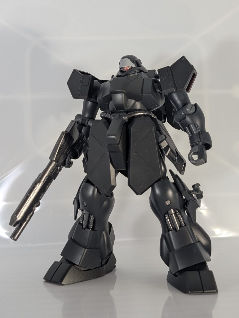 軽装状態、ロングコートの軍服をイメージして、腰アーマー周りをいじっています。