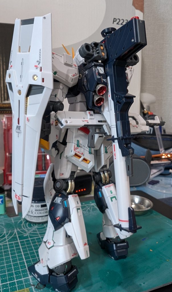 外装をはめた後の内装ちら見え部分はほぼほぼメタリック系のカラーで塗装、それにしてもこのバックショットはカッコいい