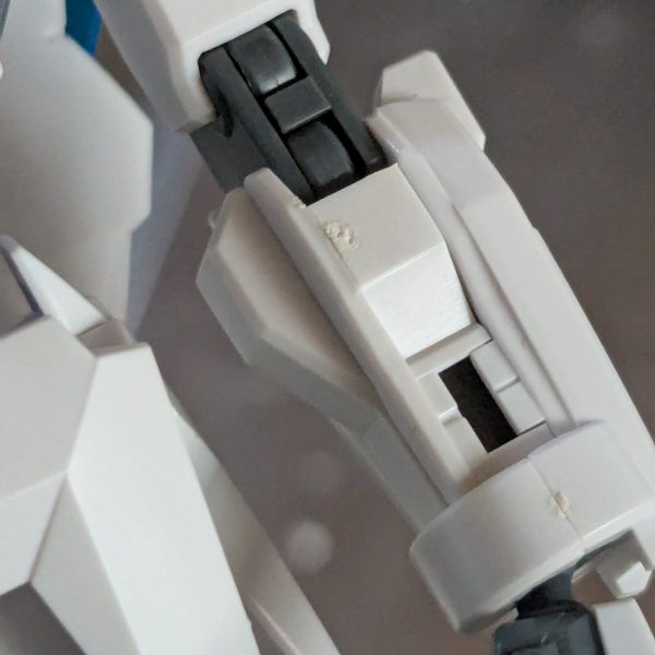 2025年 8月30日（土）いつも行くお店のガンプラ再販の時に、良く逢う同年代の人にそのお店で逢い。筑波にあるお店に行こうと誘われて行った。 そこでHG 軽キャノンを購入。20個近く置いてあった。帰り土浦のイオンに、寄り食事をして数軒土浦の中古屋を回った時、こいつを購入した。 ゲート跡や合わせ目等が、かなり目立つパチ組だが他の完成品ガンプラの中でパーツも揃っていそうだったし、この程度なら簡単に処理出来るし税込1320円と許容範囲の値段だと思い購入しました。 （3枚目）
